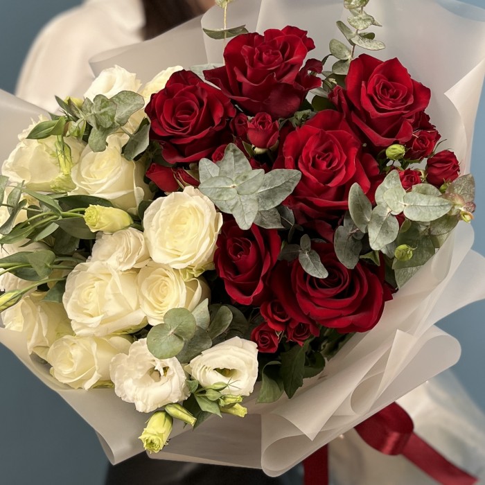 Букет романтика в красном и белом